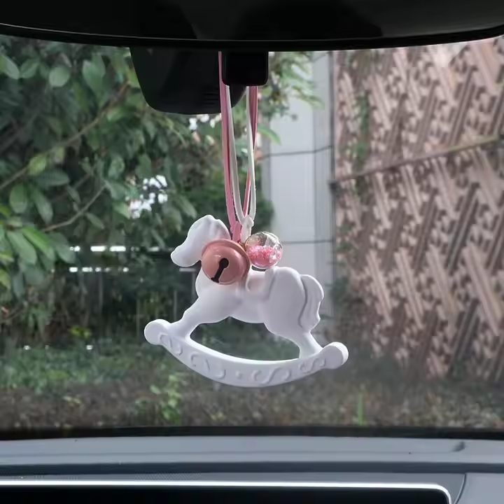 夢幻粉結木馬車掛｜後視鏡裝飾｜持久淡香去菸味｜通勤 / 自駕 / 送禮｜台灣現貨秒出